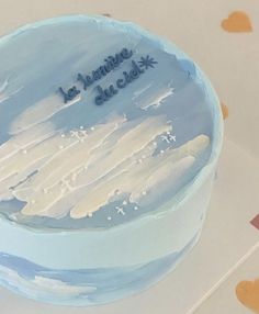 a blue cake with white frosting and writing on the top that says la lumiee de belk