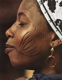 Scarification - togo/bénin... Tattoo Face, Afrikaanse Kunst, African People, Body Modifications, African Culture, People Of The World, World Cultures, African Beauty, Interesting Faces