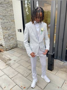 Suits For Homecoming Men, Silver Suit For Men, Hoco Suits, Homecoming Boys Outfits, Boys Prom Outfit Ideas, Silver Tux, Guys Prom Outfit, White Prom Suit