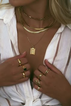 Gold Jewellery Stack, Jewellery Stacking, Ušný Piercing, Jewellery Stack, Layered Gold Necklaces, Jewelry Stacking, Stile Hijab, Luxe Jewelry, Stacked Necklaces