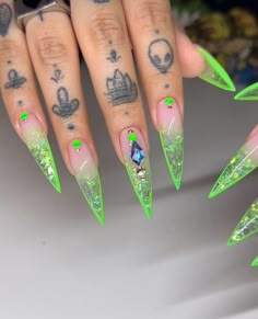 Long Stiletto Nails Designs Unique, Unusual Nail Designs, Heavenly Nails, Rave Nails, Aries Women, Daisy Acrylic Nails, Neon Green Nails, Airbrush Nails, Chic Nail Art