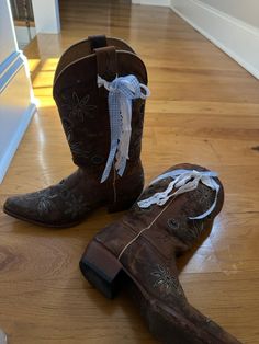 Bow boots, ribbon on boots, bow on boots, lace on boots, gingham ribbon, unc cowboy boots, blue ribbon cowboy boots, bow cowboy boot ideas, college gameday boots, college gameday cowboy boots Coquette Boots, Bows On Boots, Boots With Ribbon, Cowboy Boots With Ribbon, Ribbon On Cowgirl Boots, Ribbon On Cowboy Boot, Cowgirl Boots Sorority, Brown Cowgirl Boots Outfit, 2000s Cowboy Boots