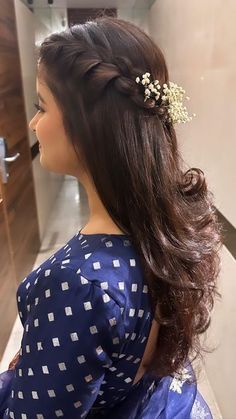 Bridesmaid Hairstyles For Lehenga, Open Hair Traditional Hairstyle, Open Braided Hairstyles, Hairstyles For Mrg, Herstyler Hair Wedding, Hair Styles For Sangeet Ceremony, Traditional Hair Styles For Saree, Open Hair Saree Hairstyles, Open Hair Hairstyles For Bride