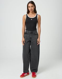 These mid-rise jeans feature a balloon leg style, mid-rise waist, pockets and belt loops.