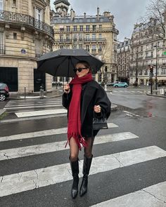 Paris Fall Outfits Travel, London Rainy Day Outfit, Paris Autumn Outfit, Winter London Outfits, Paris Outfit Ideas Winter, Paris Winter Outfit, Umbrella Outfit, Cozy Rainy Day Outfit, Amsterdam Outfit