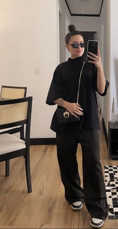 Elevating Basic Outfit, Wedding Hairstylist Outfit, Simple Concert Outfit Casual, All Black Hairstylist Outfits, Outfits Sabado Dia, Tattoo Outfit Woman, Elevated Airport Outfits, Trendy 2024 Outfits, 21 Year Old Outfits