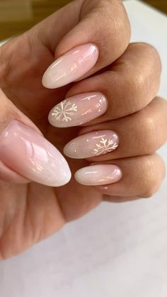 Simple Winter Manicure, Nude Base Christmas Nails, Almond Nail Inspo Christmas, Short Oval Nails Ideas Christmas, Light Color Christmas Nails, Calm Christmas Nails, Simplistic Winter Nails, Almond Nail Christmas, Clean Girl Nails Christmas