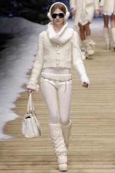 dolce & gabbana fall winter 2006 Runway Fashion Couture, Winter Girls, Mode Inspo, Yohji Yamamoto, Winter Fashion Outfits, Milan Fashion Week, Couture Fashion, Passion For Fashion, Runway Fashion