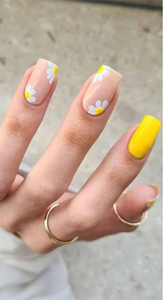 Acrylic Nails Yellow, Yellow Nails Design, Popular Nails, Yellow Nails, Pretty Acrylic Nails, Short Acrylic Nails, Nail Arts, Flower Nails