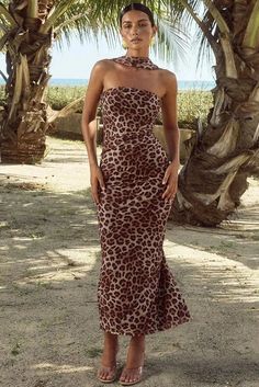 This striking strapless maxi dress features a bold leopard print and a flattering halter neck design. The backless bodycon style adds allure, making it perfect for out or special occasions. Details: Elasticity: Medium Stretch Fabric Type: POLYESTER Silhouette: Sheath Neckline: slash neck Material: POLYESTER Material: SPANDEX Size (IN) Bust Size Skirt Length Waist Size Hip Size S 29.13-34.65 48.43 23.62-28.35 32.28-36.22 M 30.71-36.22 49.21 25.20-29.92 33.86-37.80 L 32.28-37.80 50.00 26.77-31.50 35.43-39.37 Leopard Maxi Dress, Printed Beach Dresses, Holiday Dresses Women, Beach Holiday Dresses, Maxi Dress Collection, Holiday Dress Outfit, Women Halter, Bodycon Maxi Dresses, Leopard Dress