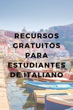 several small boats are docked in the water near some buildings and hills with text reading recursos gratutos para estudiantes de