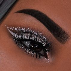 Prom Smokey Eye, Dark Angel Makeup, Black And Silver Eye Makeup, Eye Makeup Trends, Eye Makeup Pink, White Eye Makeup, Glittery Eyeshadow, Silver Eye Makeup, Makeup Everyday