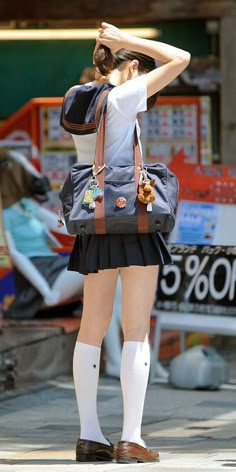 制服　JK Pose Mannequin, Rok Mini, Japanese School, Poses Reference, White Socks, Girls Uniforms, Japan Girl, Female Poses, Japanese Women