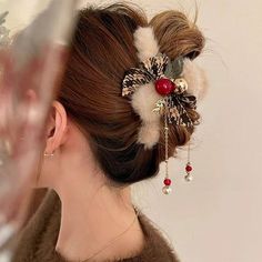 Christmas Fall And Winter Plush Hair Clips Women Bow Catch Clip Hair Accessories Christmas Decoration Hair Clips Features: Color: Coffee Material: Polyester Product size: 11cm*3cm*2cm/4.33in*1.18in*0.78in Packing size: 11cm*3cm*2cm/4.33in*1.18in*0.78in Gross weight: 37g/0.08b Net weight: 37g/0.08b Product Description: Material]This clip is made of higher quality plush, with soft teeth to keep your hair in place without slipping or falling off. Christmas graceful design Use our plush hair clips t Christmas Color Schemes, Ribbon Barrettes, Decorative Hair Clips, Christmas Clearance, Hair Accessories Collection, Rhinestone Hair Clip, Bow Hair Accessories, Metal Hair Clips, Christmas Hair