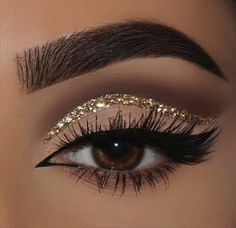 Yellow Natural Makeup, Makeup Inspo For Quince, Gold 15 Makeup, Eye Makeup Ideas For Prom, Elegant Makeup Looks For Brown Eyes, Beauty And The Beast Quince Makeup, Hairstyles For Elegant Events, Makeup Looks For Champagne Dress