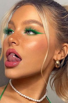 Brookelle Mckenzie, Festival Make Up, Smink Inspiration, Green Makeup, Green Eyeshadow, Colored Eyeliner, Makeup Eye Looks, Glowing Makeup