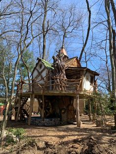 a tree house in the middle of some trees