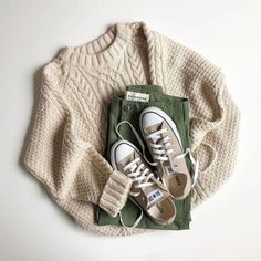 Beige Knitted Sweater, Beige Converse, Look Legging, Green Field, Early Spring Outfits, Green Pants, Mode Inspo