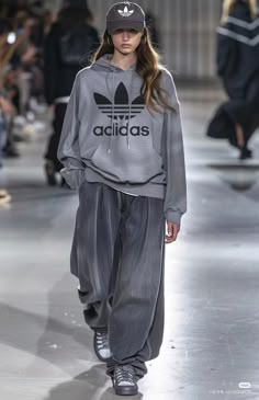 Adidas Girl Aesthetic, Adidas Runway, Skate Girl Outfit, Adidas Fits, Coat Accessories, Sports Wear Fashion, Black Dresses Classy, Fashion Forms, Outfit Mujer