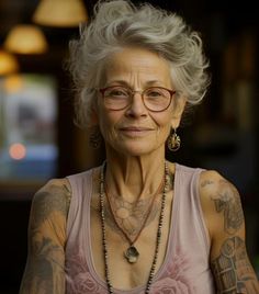 Older Women Tattoos Over 50, Full Body Drawings, Silver Haired Beauties, Grey Hair Inspiration, Tattoed Women, Grandma Fashion, Advanced Style, Ageless Style, Grey Hair Color