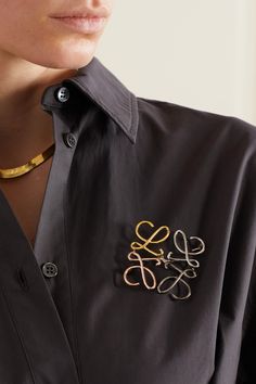 Shaped to resemble the brand's signature swirly 'Anagram', Loewe's brooch is made from polished gold-tone metal. Fasten yours to the lapel of a blazer or colorful scarf. Brooch Aesthetic, Brooch Outfit, Winter Streetstyle, Loewe Anagram, Corporate Fashion, Designer Pieces, Men Stylish Dress, Colorful Scarf, Korean Girl Fashion