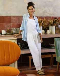 Tapered linen pants MONTAUK in white merge comfort with style, offering an elasticated waist coupled with an adjustable drawstring for a perfect fit. Front pleats enhance sophistication, while the hemmed bottom includes side slits secured with two coconut buttons, giving the option to adjust the bottom circumference for a custom look. Details: * Tapered fit * Cropped length * Elasticated waist with a drawstring  * Front pleats  * Side slits closable with coconut buttons for adjustable bottom cir White Linen Pants For Daywear, Linen Shirts Women Outfits Summer, Sky Blue Shirt Outfit, Blue Linen Shirt Outfit Women, White Linen Shirt Outfit Women, White Linen Shirt Outfit, Blue Linen Pants Outfit, Linen Button Down Shirt Women, Linen Shirts Women Outfits