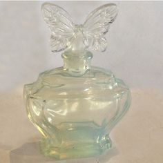 Vintage Glass Perfume Bottles, Cool Perfume Bottles, Aesthetic Perfume Bottles, Angel Girl, A Butterfly, Perfume Bottle, Pretty Pictures, Martini, Sake