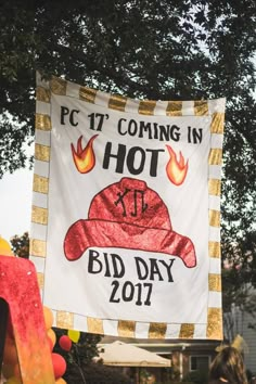 there is a sign that says, pc 17 coming in hot at bid day 2011