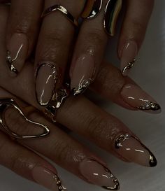 Gold Nails Design Ideas, Fall Wedding Guest Nails Ideas, Fun Gold Nails, Gold And Silver Nail Art, Nail Inspo Autumn 2024, Melted Metal Nails, Fancy Gold Nails, Gold Detailed Nails, Golden Hour Nails