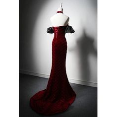 Step into a world of luxury with our Burgundy Velvet Evening Dress. This exquisite gown features a deep burgundy velvet fabric that exudes elegance and sophistication. The bodice is beautifully adorned with delicate pearl chains, adding a touch of glamour and refinement. Designed with off-the-shoulder sleeves, this dress offers a romantic and timeless look. The fitted silhouette flatters your figure, while the flowing floor-length skirt adds a dramatic touch. Perfect for weddings, evening events Wine Red Prom Dress, Green Satin Prom Dress, Red Satin Prom Dress, Simple Party Dress, Prom Dress Burgundy, Mermaid Sweetheart, Multi Way Dress, Velvet Prom Dress, Prom Dresses Two Piece