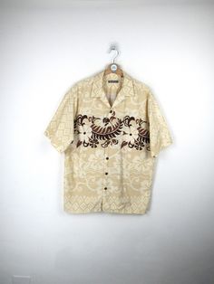 Vintage 90's Hawaiian Shirt, Short Sleeves, Coconut Buttons, Beige and Brown, Floral and Geometric Pattern 100% Cotton Size XL Measures Shoulder width: 53 cm Sleeve length: 29cm Width from armpit to armpit: 66 cm Length: 82cm Condition: PERFECT - No signs of wear Our garments are all vintage and second hand. Any signs of wear or defects are documented with photos and description. For any questions, photos, videos we are at your disposal.🌈 Vintage Hawaiian Shirts, Vintage Short, Vintage Hawaiian, Hawaiian Shirts, Brown Floral, Vintage Shorts, Hawaiian Shirt, Labour Day, Coco