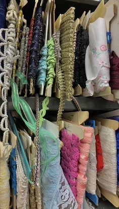 there are many different types of laces hanging on the rack in this store together