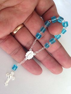 25 Rosarios pequeñitos de un decenario en color azul tono turquesa , son hechos a Mano con la Imagen de la virgen de Guadalupe , bañados en Plata y hechos de cubitos de vidrio , no plastico. Mide cerca de 4.5" pulgadas de largo y Los crystalitos importados son de 6 mm.La crucecitas tienen un corazoncito en el centro.Perfectos para communion, bautismo , quince.******************************************25 pc of beautiful minirosaries all hand made with glass beads imported from Czech Republic, I'm Handmade Blue Rosary For Jewelry Making, Blue Spiritual Jewelry For First Communion, Handmade Blue Rosary With Cross, Handmade Blue Rosary With Cross Shape, Blue Cross Rosary For Gift, Blue Cross Rosary As Gift, Blue Spiritual Rosary As A Gift, Pearl Bridal Comb, Mini Rosaries