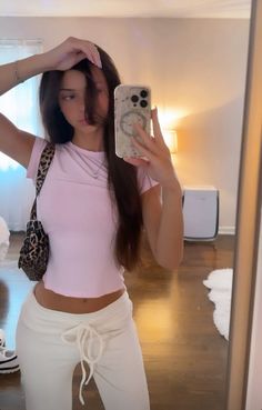 Pink Basic Outfit, Summer Outfits Girly, Pink Top Outfit, Clean Girl Outfit, Girly Fits, Jeans Claro, Aesthetic Lifestyle, Foto Ideas Instagram, Wide Jeans