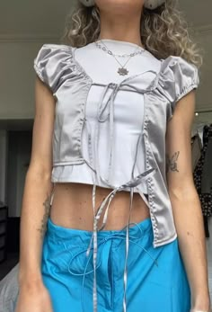 Diy Tops, Cut Out Top, Clothing Details, School Fashion, Mode Inspiration, Sewing Inspiration, 90s Fashion