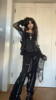 Goth grunge black alternative witchy vampy subversive dark fashion outfit inspiration Goth Grunge Outfits, Black Alternative, Goth Fits, Harajuku Goth, Arte Punk, Goth Aesthetic, Goth Grunge, Mall Goth, How To Pose