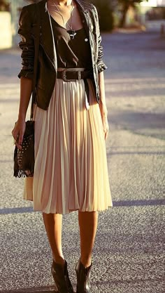 How To Wear A Pleated Skirt, Pleated Skirt Outfit Ideas, How To Wear Belts, Mango Skirts, Rok Outfit, Pleated Skirt Outfit, Black Leather Moto Jacket, Trendy Skirts, Looks Street Style