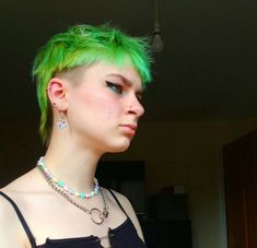 Green Mullet, Glowing Hair, Medium Bob Haircut, Strand Of Hair, New Hair Ideas, Hair Inspiration Short, Hairstyles For Thick Hair