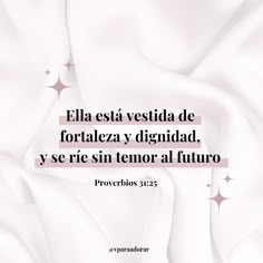 an image with the words in spanish above it and stars on white fabric behind it