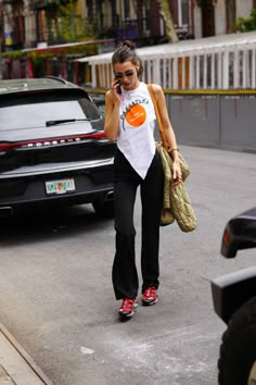 Vintage Leggings Outfits, Berlin Summer Street Style, Bella Hadid Outfits 2023, Weirdgirl Outfits, Salomon Outfit Street Styles, Salomon Outfit