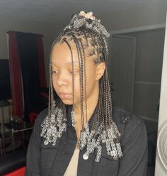 Short Knotless Braids With Beads Claw Clip, Short Knotless With Beads And Color, Short Knot Less Braids With Beads, Natural Braid With Beads, Mini Knotless Braids With Beads, Mini Box Braids With Beads, Braids With Clear Beads Natural Hair, Pretty Braided Hairstyles With Beads, 4c Natural Hair Braids With Beads