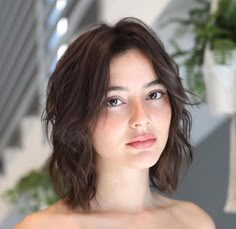 Cute Wavy Bob, Hair Styles With Gel, Bangs Long Face, Long Face Short Hair, Cute Short Hair Styles, Cute Short Hair, Medium Length Wavy Hair, Layered Haircuts For Medium Hair, Chin Length Hair