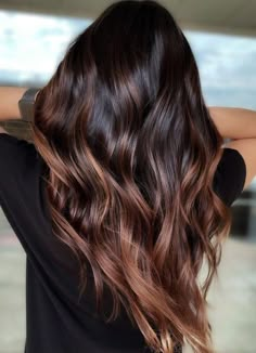 Shiny Long Hair with Caramel Brown Ends Cherry Bombre, Dark Caramel Hair Color, Gorgeous Brown Hair, Caramel Hair Color Ideas, Cinnamon Balayage, Dark Caramel Hair, Balyage Long Hair, Caramel Hair Color