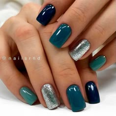 A design with accent nails is definitely not something brand new. Yet, we cannot stop opting for it. Why? Because we love emphasizing our individuality. Fall Gel Nails, Glitter Gel Nails, Smink Inspiration, Cute Gel Nails, Dipped Nails, Accent Nails, Fancy Nails, Chic Nails, Short Acrylic Nails