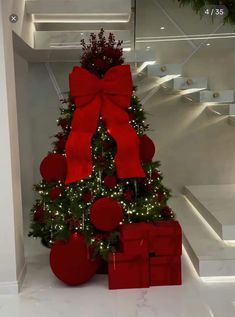 Christmas Decor Basement, Fancy Christmas Stockings Ideas, All Red Christmas Tree, Glam Christmas Decor, Christmas Tree Decorating Themes, Creative Christmas Trees, Christmas Tree Decorations Diy