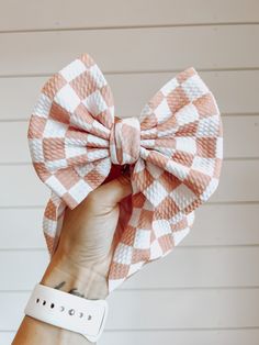 This Checkered Fancy Bullet Bow is the ultimate accessory for your little nestling. Crafted from durable bullet fabric, the Fancy bullet bow headwrap is designed to maintain its shape without sagging. Perfect for bringing home baby outfit, all the way to summer adventures! color: Peach Checkered fabric type: Bullet Our Fancy Bullet Bows come in the following options: **Headwrap (5inch bow) **Nylon (5inch bow) **Clip (5inch bow) **Piggies (two 3inch bows on clips) Headwrap Sizing: -Newborn Headwr Tie Baby Hair Bow, Baby Bow Headband Pattern, White Bow With Matching Headband, Playful Adjustable Bow Headband, White Bow Tie Headband, White Headband With Bow Tie, White Summer Headband For Playtime, Summer White Headband For Playtime, Adjustable White Headband For Playtime