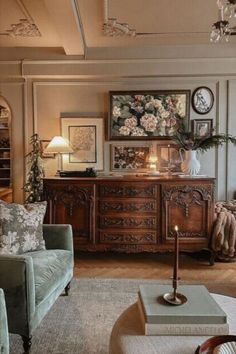 how to decorate around a TV - tv wall decor ideas Regency Living Room Interior Design, Prettyinthepines Home, American Traditional Home Decor, Cottage Living Room Tv, Victorian Inspired Living Room, Vintage Modern Home Decor, Living Room Decor With Tv, Vintage Interior Design Living Room, Home Aesthetic Ideas