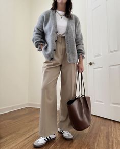 Office Looks Casual, Professional Party Outfits Women, Fall Corporate Outfits 2024, Camel Trousers Outfit Women, Engineer Outfit Women Business Casual, Timeless Professional Outfits, Smart Autumn Outfits, Basic Business Casual Outfits For Women, Burgundy Tshirt Outfit