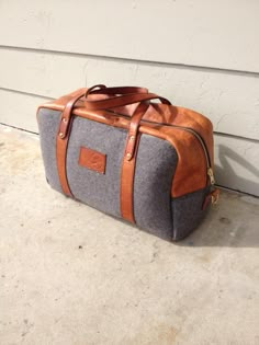 DIY: Leather & Felt Duffle Bag. Diy Bags No Sew, Sewing Machine For Sale, Trendy Sewing, Mk Bags, Diy Bags, Bags Tutorial, Felt Bag