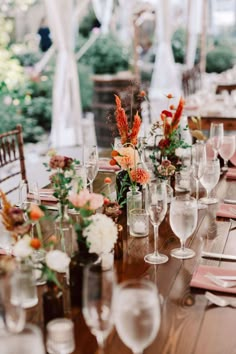 boho wedding reception Farmhouse Table Bud Vases Wedding, Fall Bud Vases Wedding, Boho Chic Wedding Flowers, Fall Wedding Tablescapes, Farm Wedding Reception, Long Table Wedding